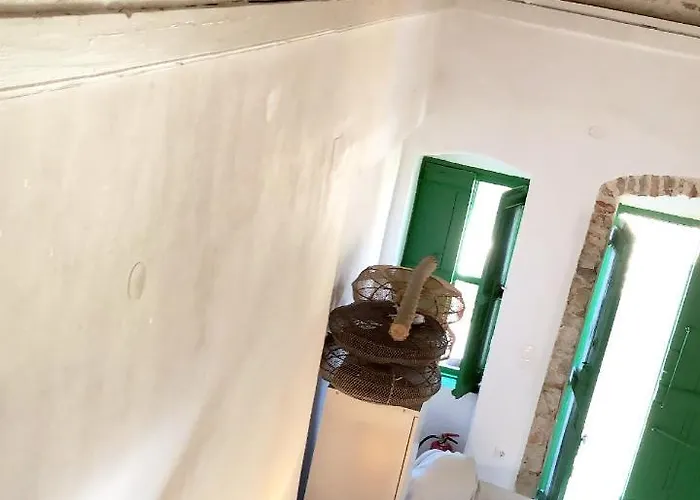 Hypate, Traditional Island בית נופש