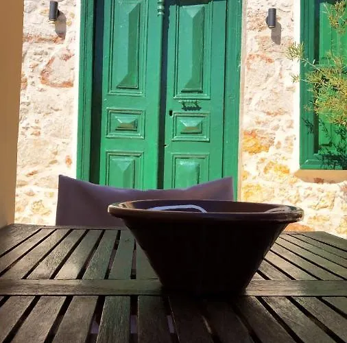 Hypate, Traditional Island בית נופש